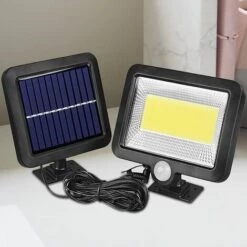 QERSTA Projecteur Solaire Avec 100 LED, Lampes Solaires XVZ Avec Détecteur De Mouvement, IP65 étanche, Applique Murale De Terrasse Solaire Avec Câble De 16,5 Pieds [Classe énergétique A +++]